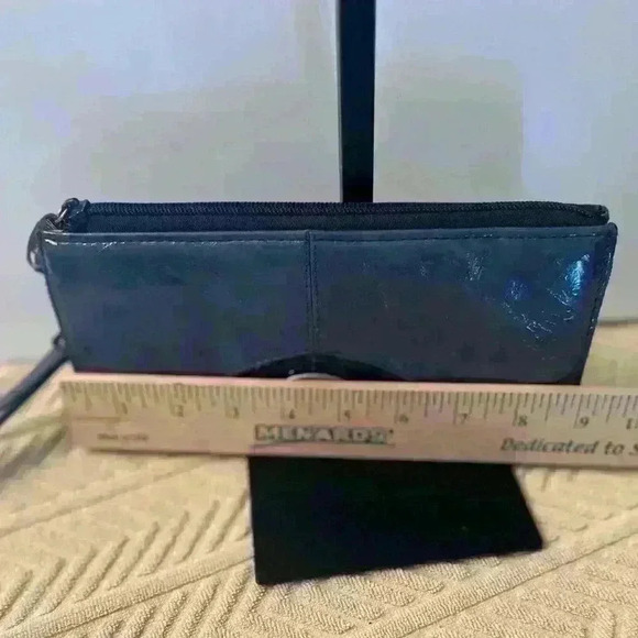 Kenneth Cole Reaction Blue Wristlet Clutch Purse.  Good used condition. - Picture 11 of 15